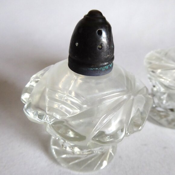 VINTAGE RAIMOND LEADED CRYSTAL & SILVER PLATED SALT & PEPPER SHAKER SET (USED) - Picture 8 of 9